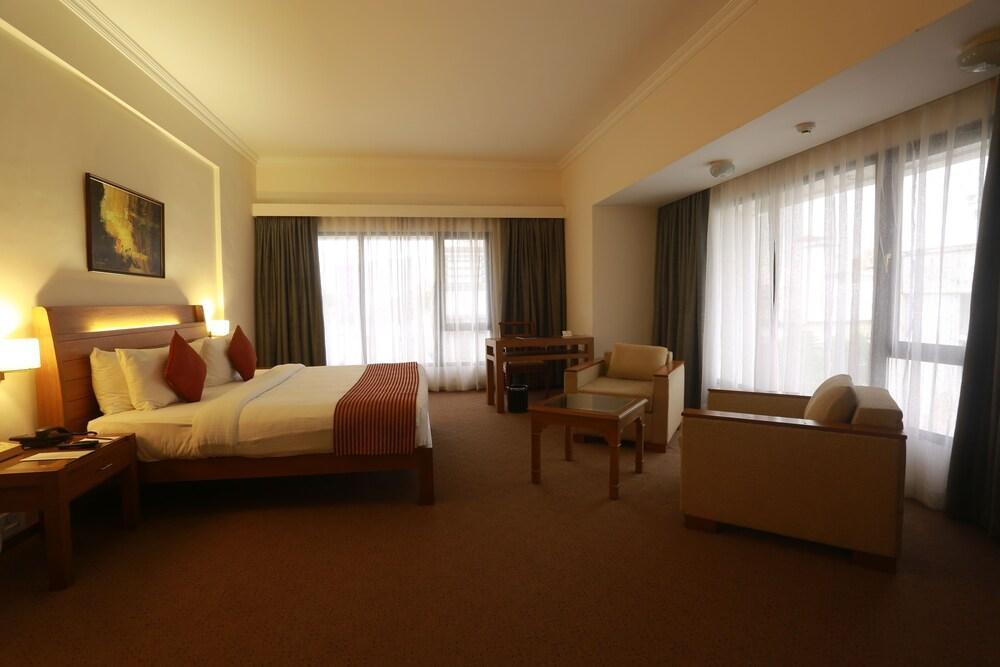 The Avenue Regent Hotel Kochi Exterior foto